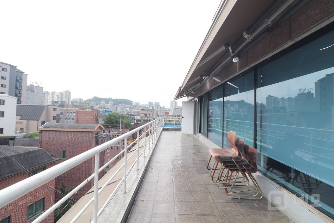 홍대입구역 5분 넓은 테라스 홍대사무실(주차/엘베) 매물의 1번째 사진
