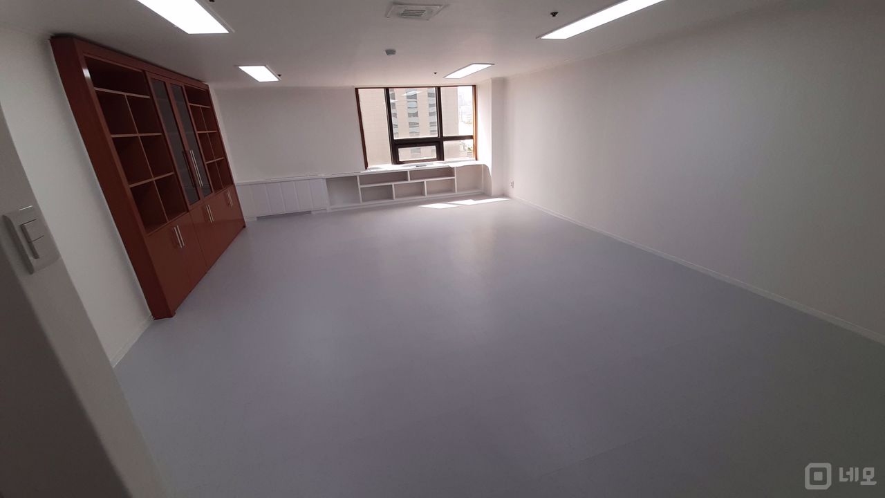 화이트톤의 깔끔하고 깨끗한, 수납공간이 많은 사무실입니다. 매물의 10번째 사진