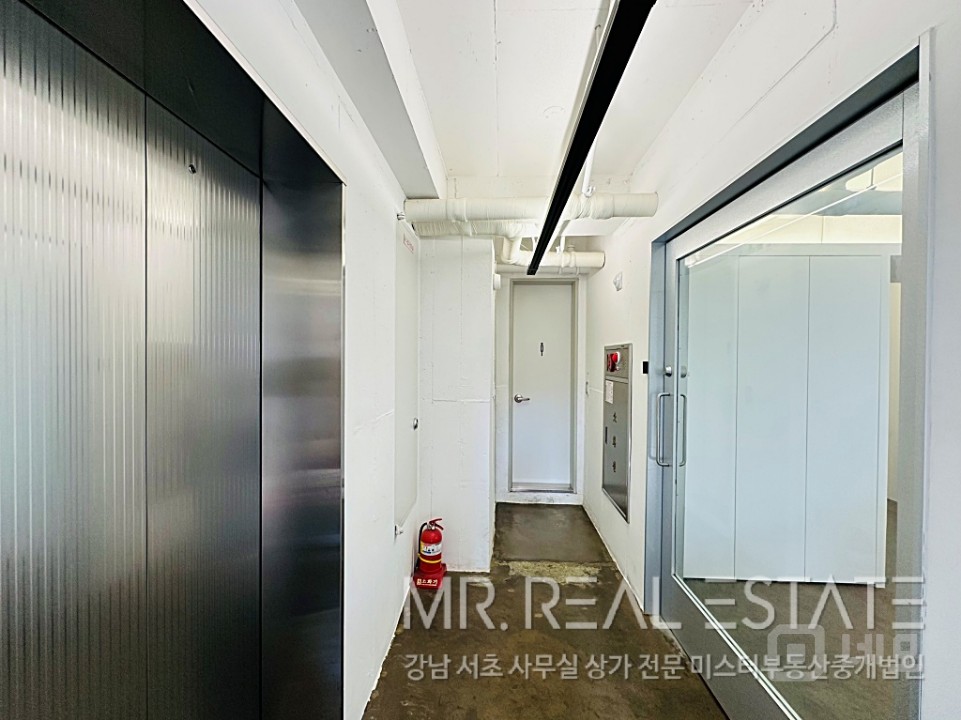 내부 인테리어 최상, 오픈형 천장, 누구나 사용하고 싶은 사무실 매물의 19번째 사진
