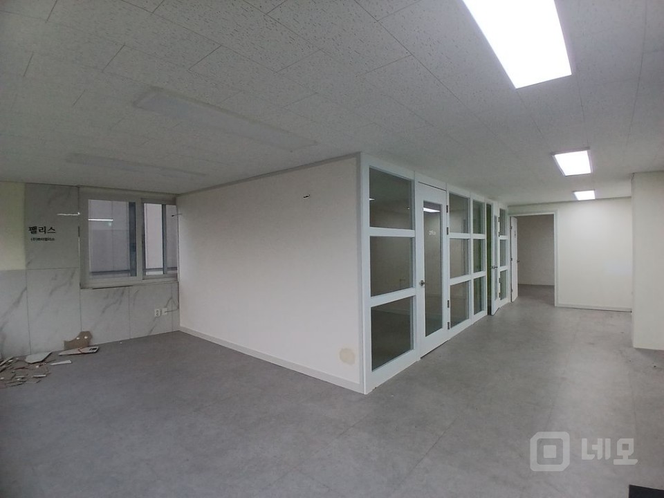 신림역 역세권 대로변 위치 내외관 깔끔한 무권리 가성비 상가사무실 매물의 2번째 사진