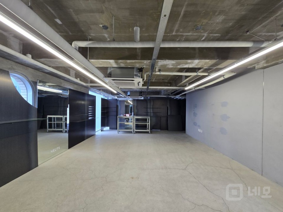 신축 노출천정 깨끗한 사무실 매물의 1번째 사진