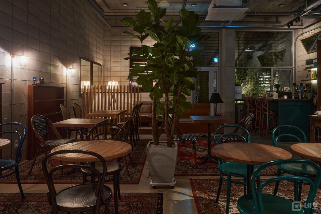 연남동 홍대입구역 역세권, 고급스러운 인테리어, 매출 좋은 바 매물의 2번째 사진