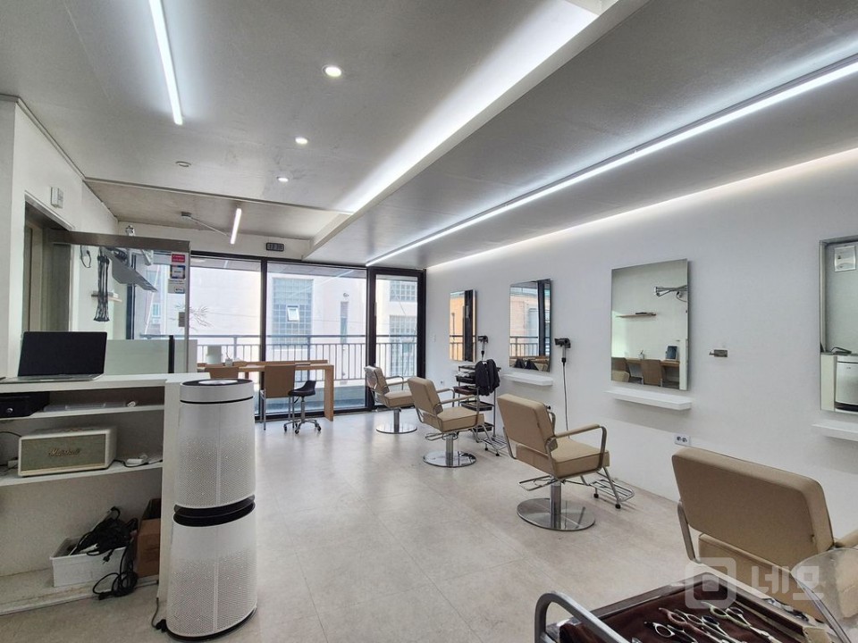 무권리 세련된 화이트톤 공간 유동인구 활발한 상권 내 위치  매물의 6번째 사진