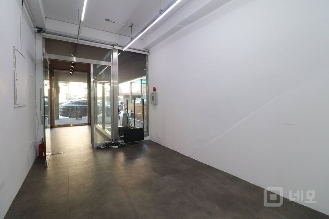 홍대입구역 합정역 도보 10분 편리한 위치의 신축급 무권리 1층 사무실 매물의 11번째 사진