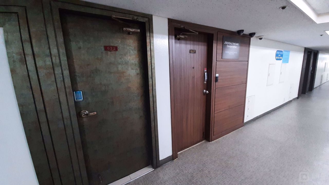 화이트톤의 깔끔하고 깨끗한, 수납공간이 많은 사무실입니다. 매물의 15번째 사진