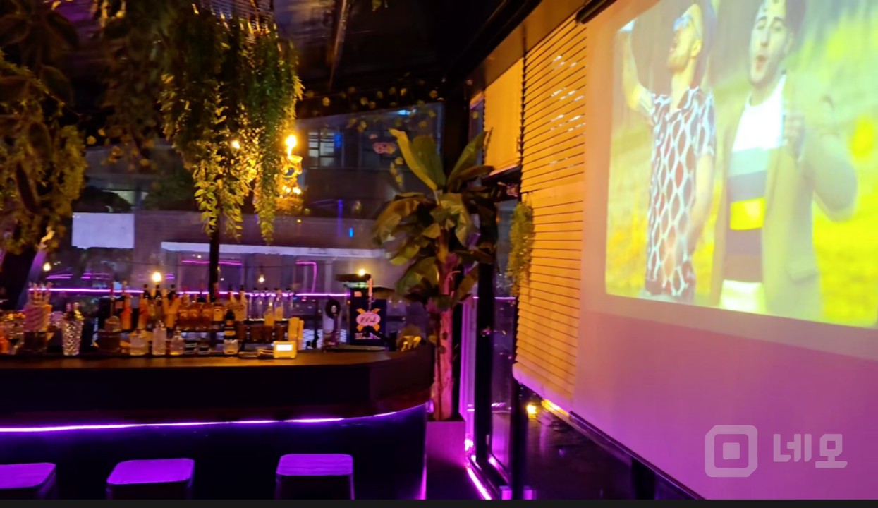 루프탑 감성 칵테일펍/카페/ 연남동 홍대역 도보 1분/인테리어 완비 매물의 4번째 사진