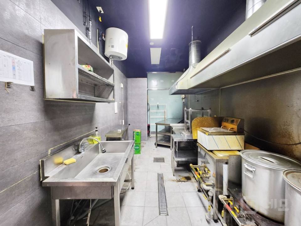 무권리,에스컬레이터 바로 앞,엘지 사거리 간판 노출도 최상,외부 테라스 매물의 3번째 사진