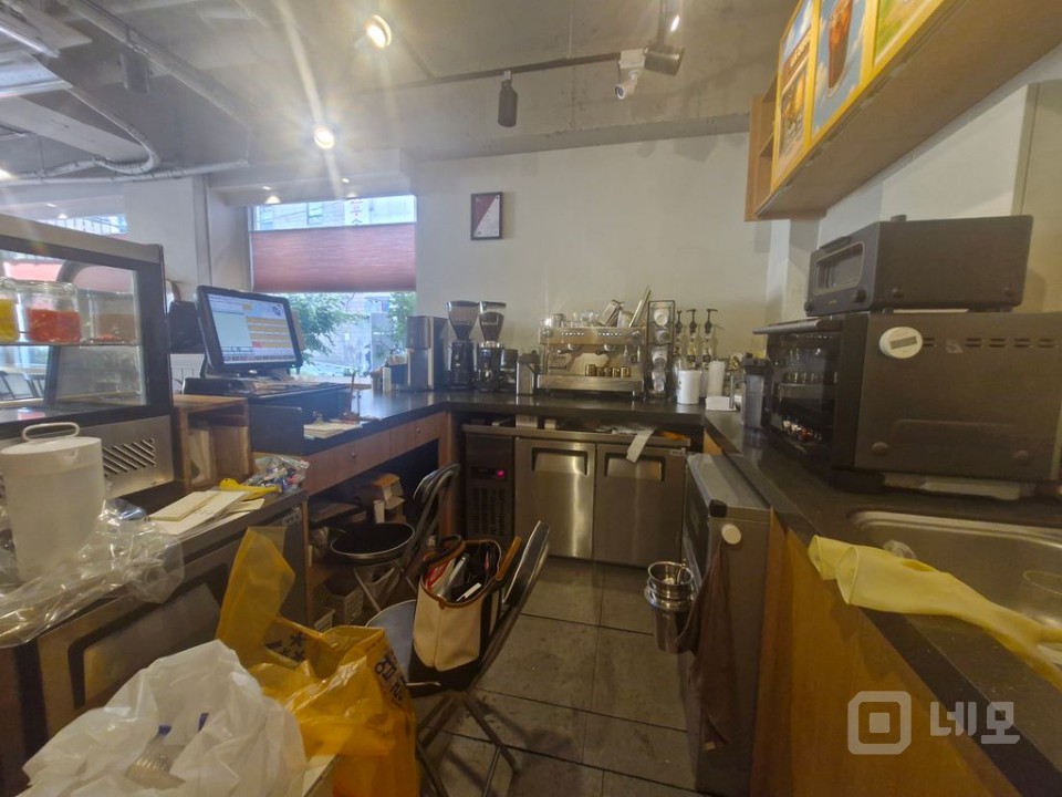 ☕ 반포동 감성 카페 창업 기회! 권리양도 (가시성 우수한 코너 상가) 매물의 4번째 사진