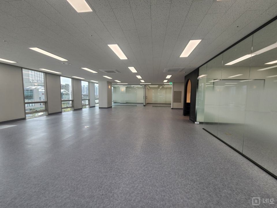 대륭포스트8차 럭셔리 사무실.즉시입주. 매물의 1번째 사진