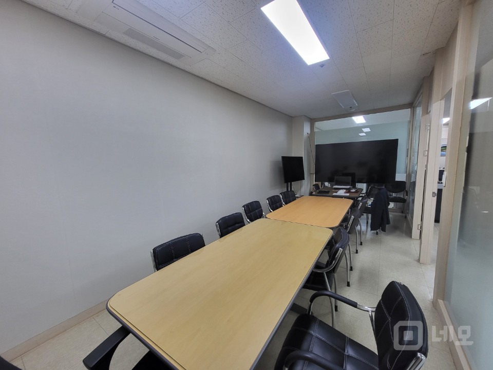 전용 42평. 가성비 갑 사무실. 건물 깔끔 매물의 4번째 사진