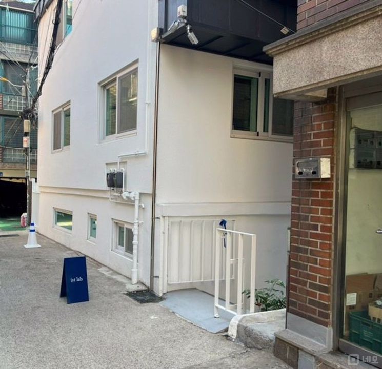 깨끗한 시설, 인테리어 완비된 망원동 도예 공방 매물의 9번째 사진