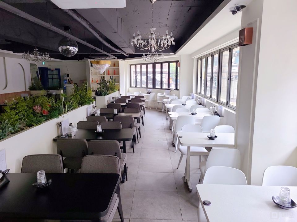 창천동 코너자리에 위치한 요리주점 매물의 1번째 사진