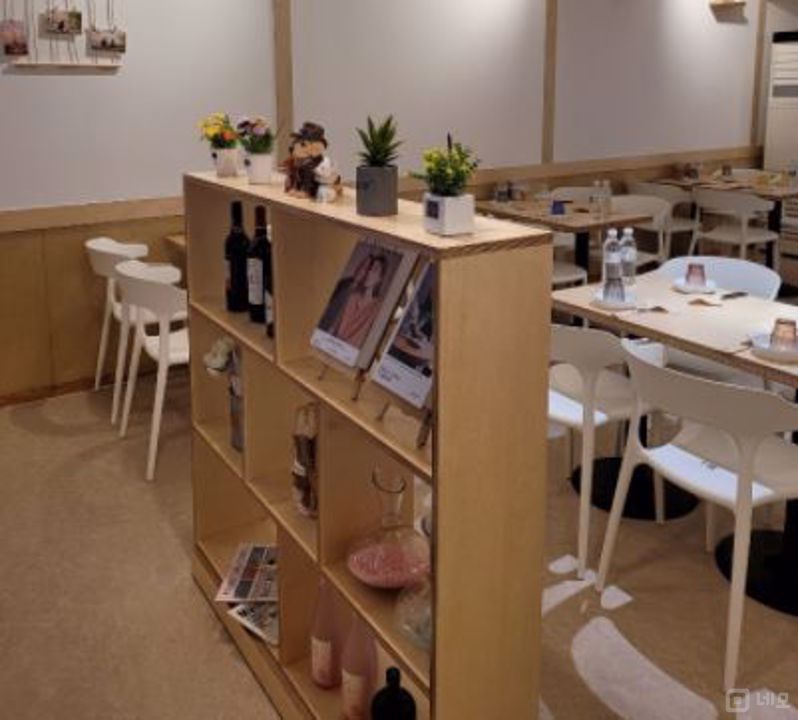 몸만 들어오면 되는 모던 인테리어 완비된 요리주점. 매물의 2번째 사진