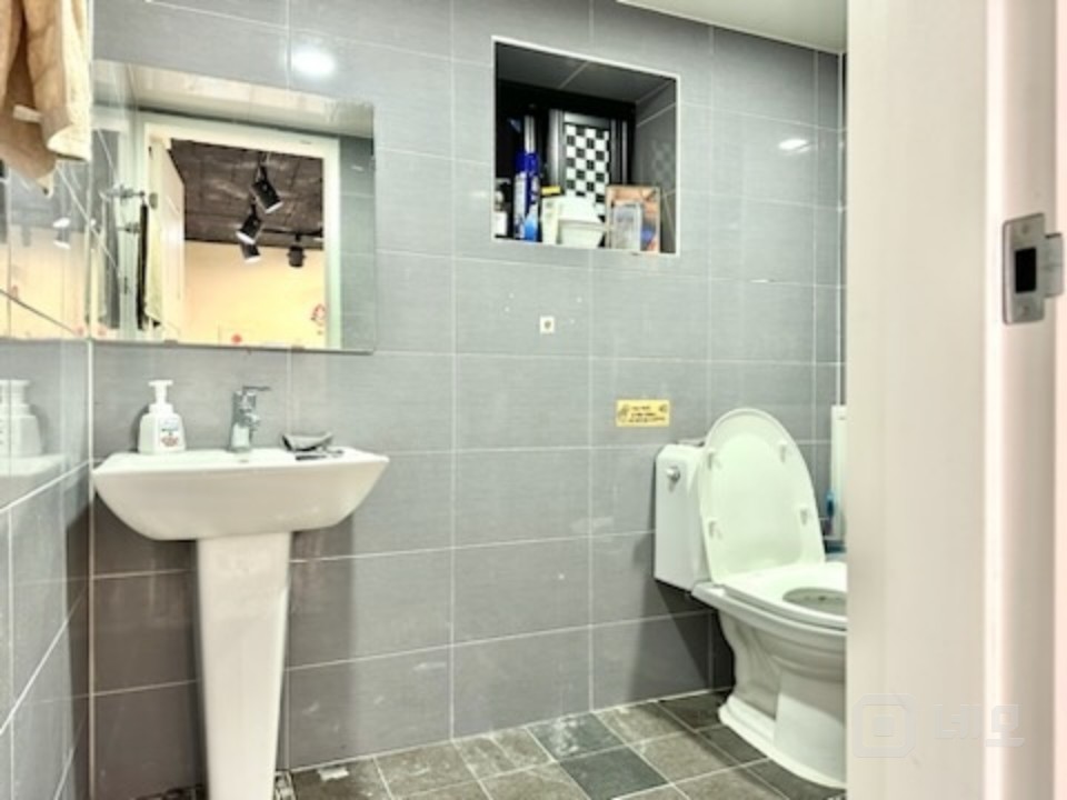 홍대입구역 인근 소형 점포 매물의 5번째 사진