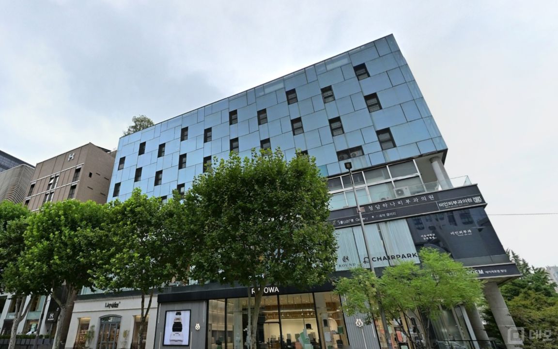 청담동 압구정로데오역 역세권, 깔끔한 인테리어, 복층 포함된 의류전문점 매물의 5번째 사진
