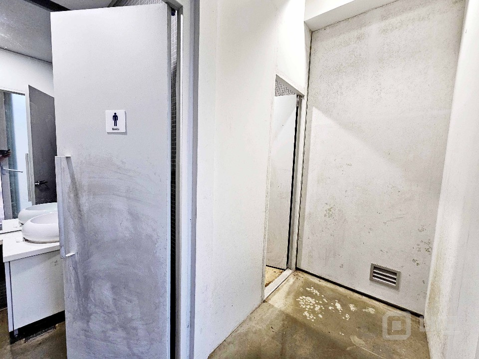 I세븐I 홍대입구역 오피스라인 예쁜건물 지층사무실 선큰구조 매물의 10번째 사진