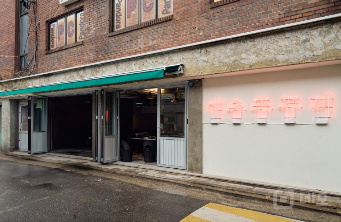 리뷰만 1,700개로 매출이 검증된 매장 매물의 4번째 사진