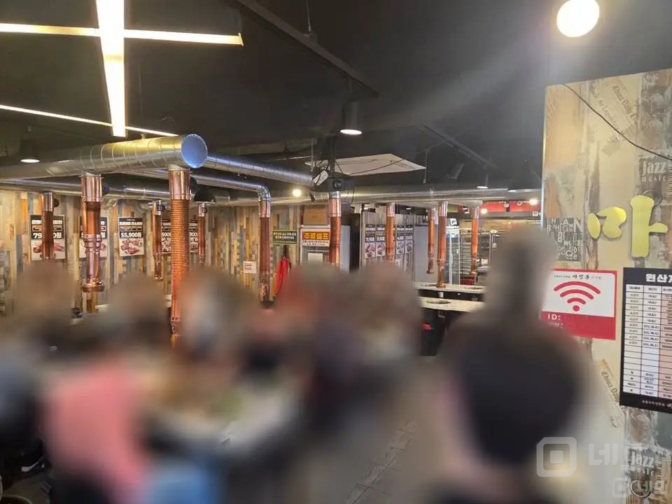 유동인구 많은 노량진역 먹자골목에 위치한 2층 고기집 매물의 2번째 사진