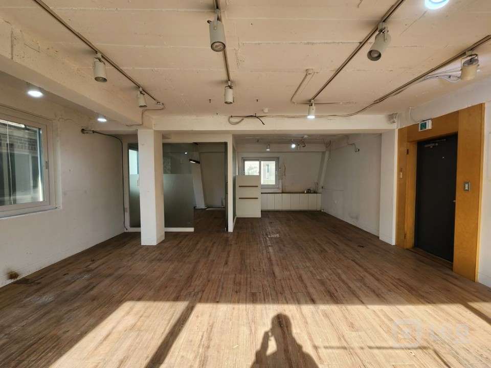 합정 카페거리 초입, 채광 좋고 감각적인 공간 L 매물의 3번째 사진