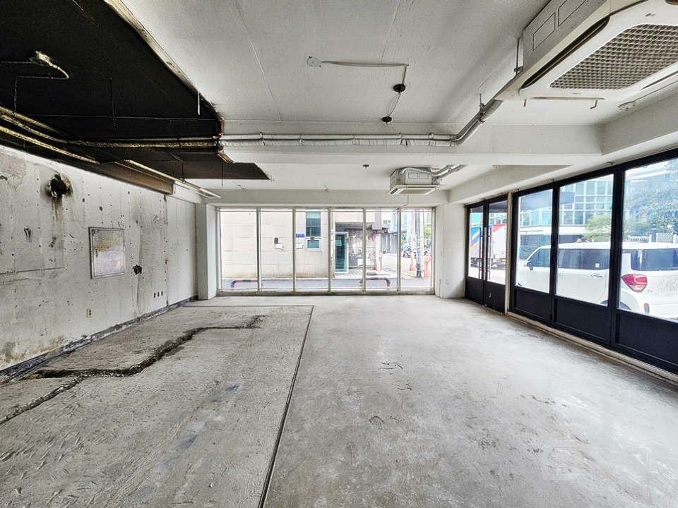 JS 홍대입구역 초역세권 1층 유동인구 많은 상가 임대 매물의 6번째 사진