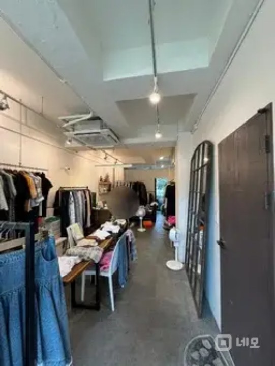 동편 마을 도로변 메인상권 가게 내놓습니다. 매물의 1번째 사진