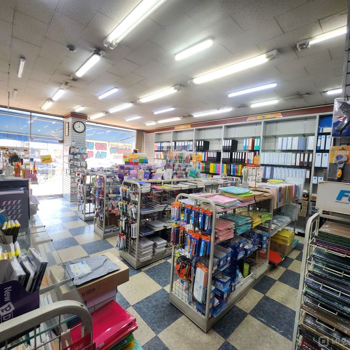 유동인구 많고 번화가 주변으로 고정고객 많은 문구점 매물의 5번째 사진