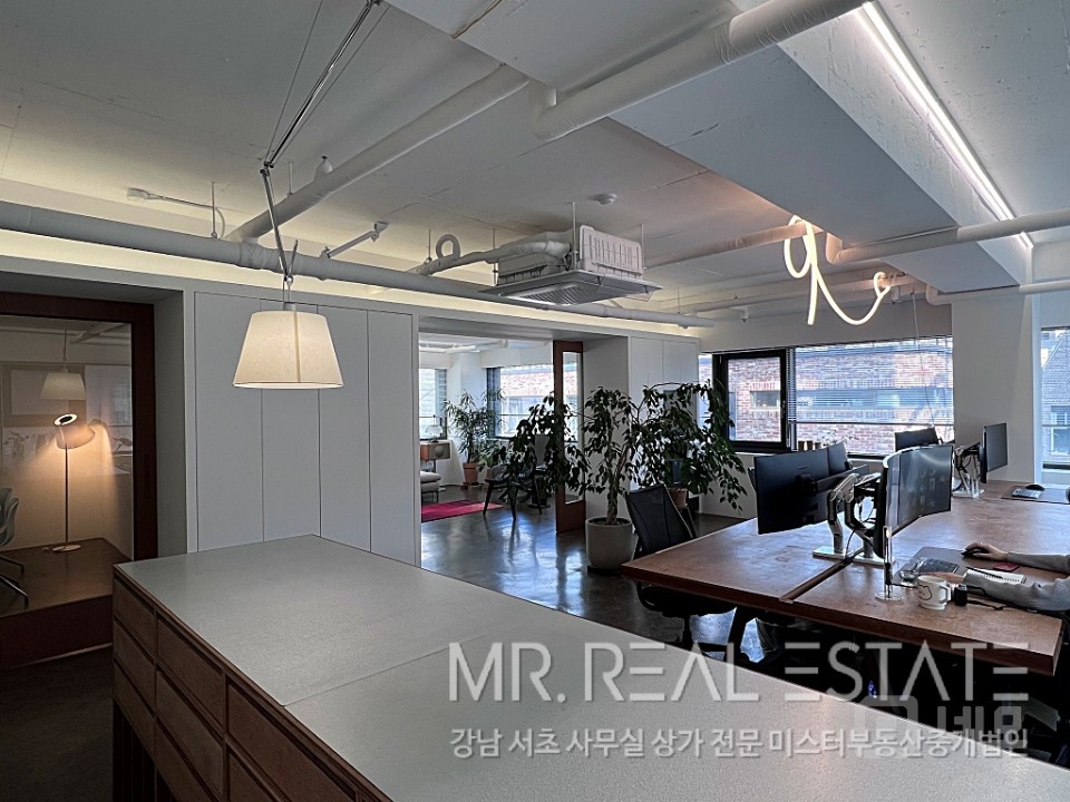 내부 인테리어 최상, 오픈형 천장, 누구나 사용하고 싶은 사무실 매물의 6번째 사진