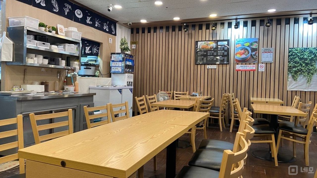 신림동 역세권, 깔끔한 시설 돈까스점 매물의 2번째 사진