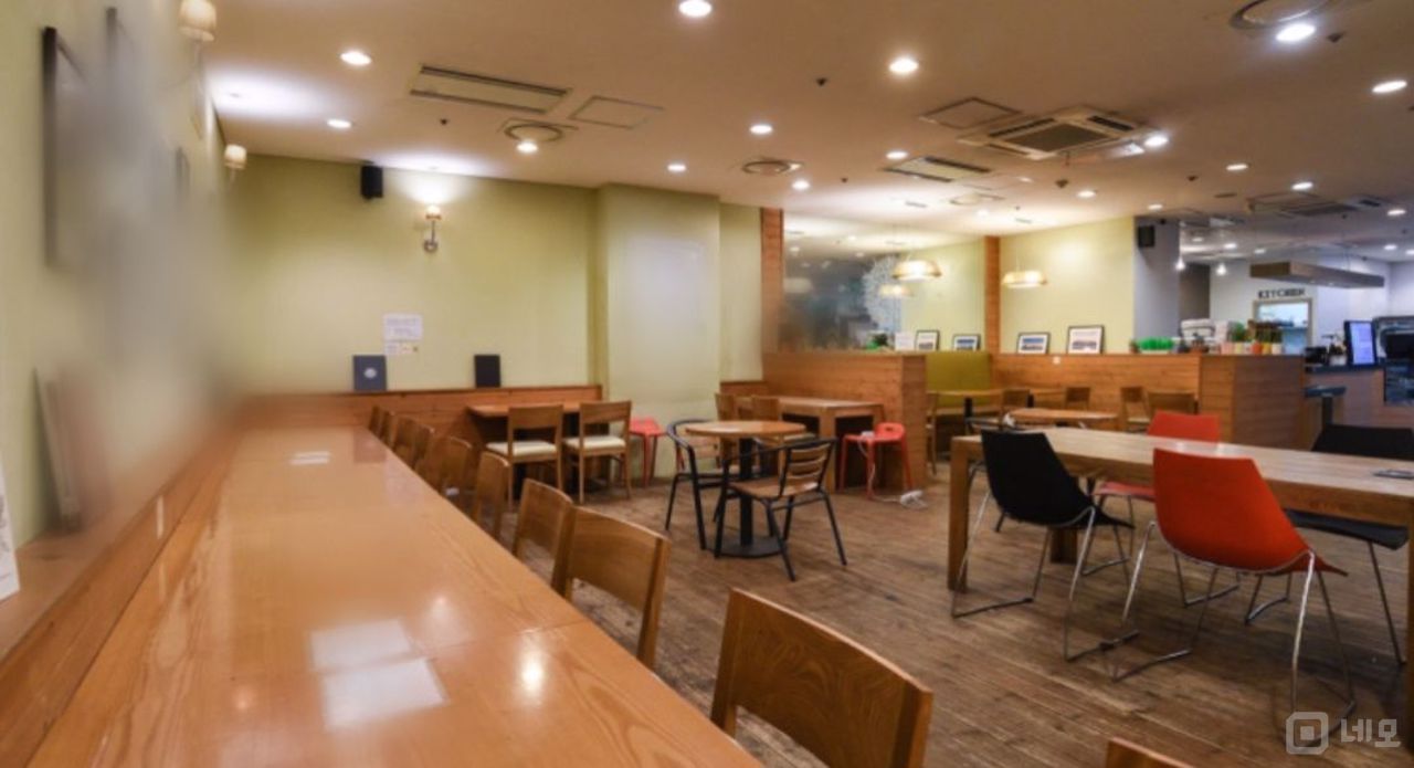 신촌역 초역세권에 위치한 대형 스터디카페 매물의 2번째 사진