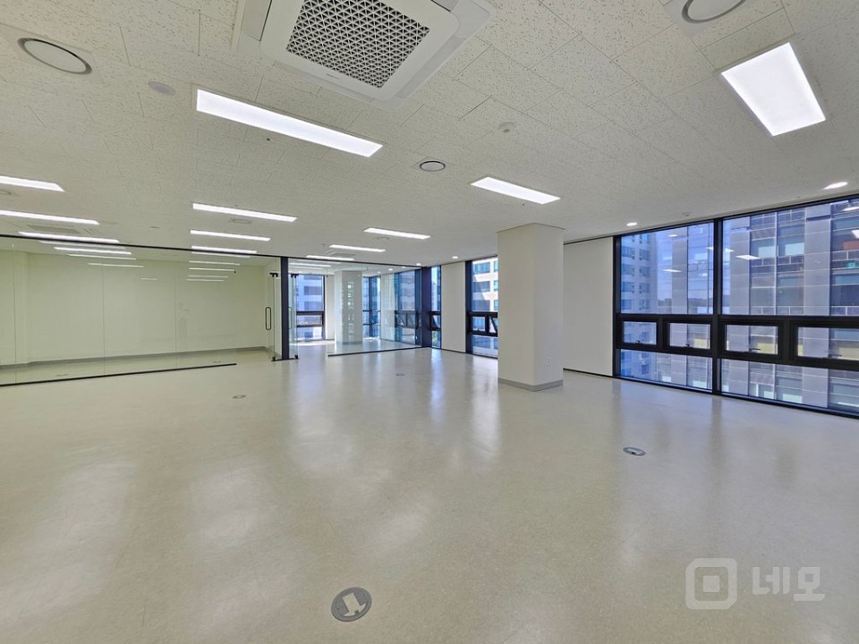 가산어반워크 사무실 실42평 룸2개 탕비실 즉시입주가능 매물의 2번째 사진