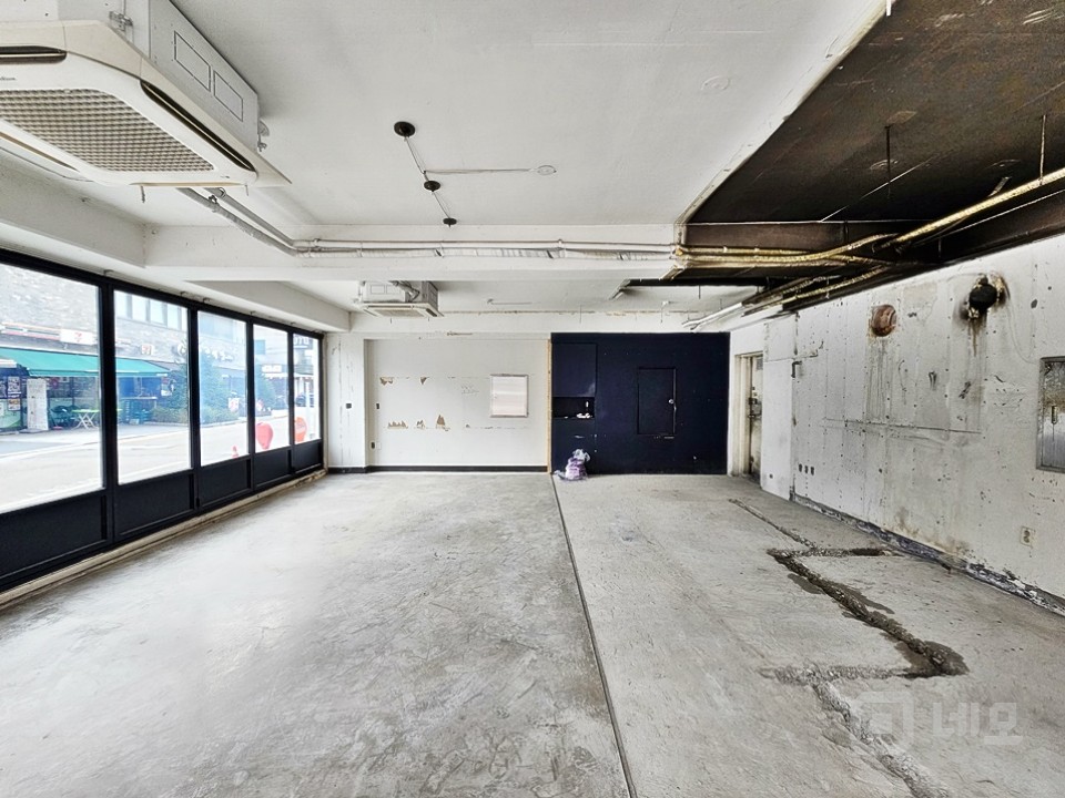 JS 홍대입구역 초역세권 1층 유동인구 많은 상가 임대 매물의 5번째 사진