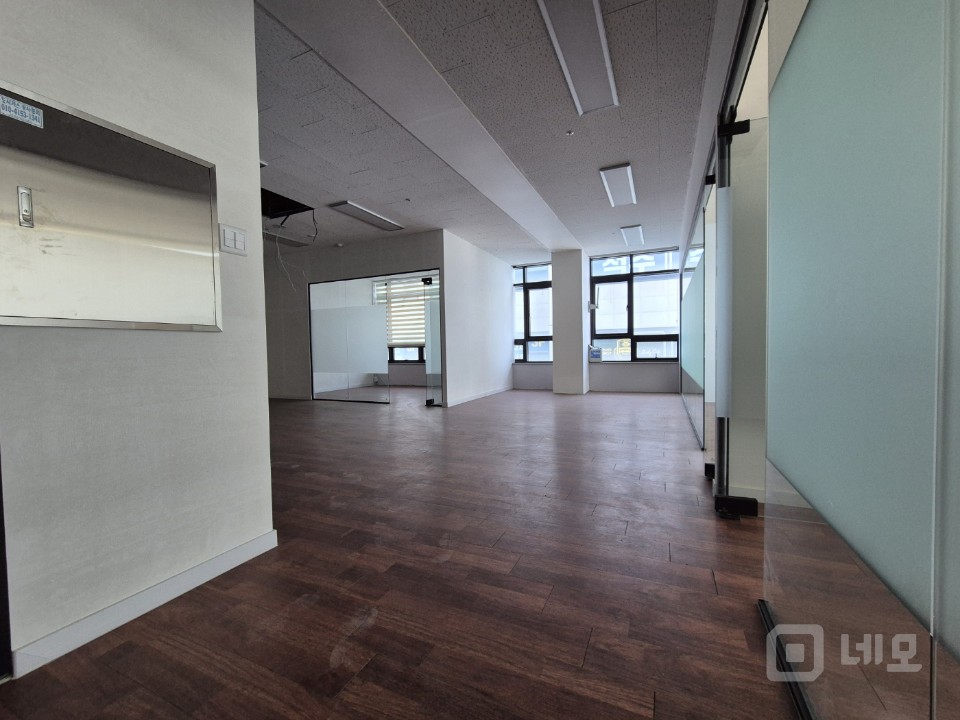 전용면적 51p. 상업지구 유동인구 많은 상가입니다. 자주식주차. 매물의 3번째 사진