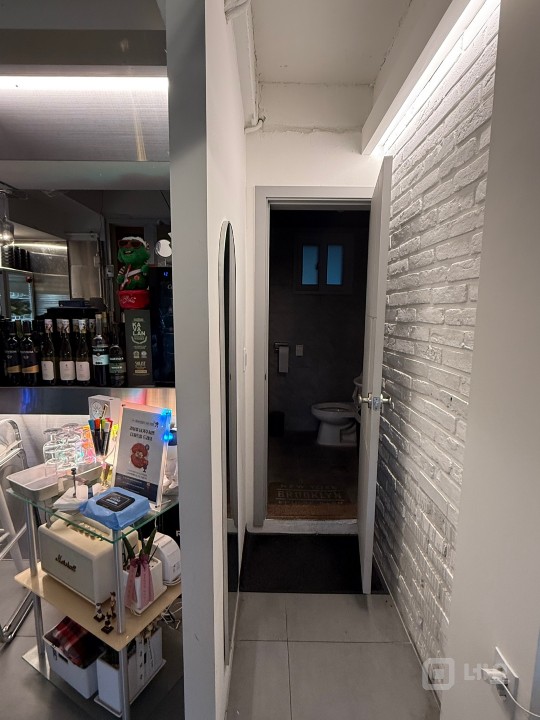 한적한 공원 앞 테라스가 있는 1층 와인바 매물의 6번째 사진