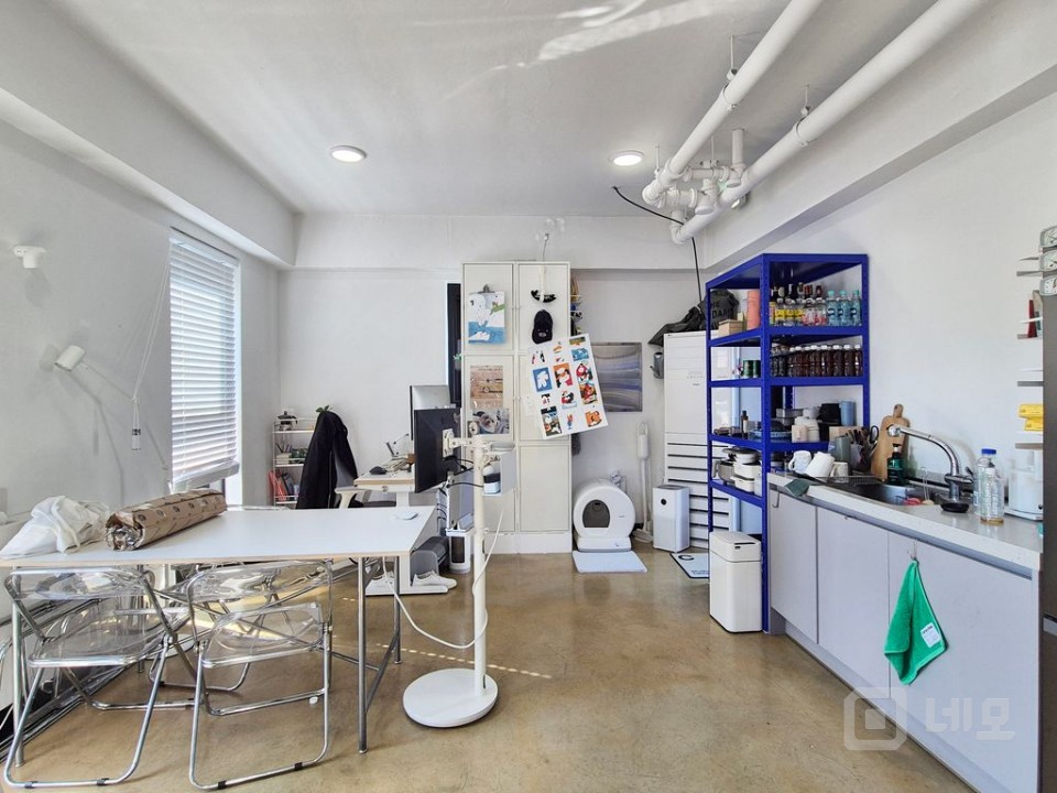 넓은 테라스 세련된 외관 화이트톤 공간  매물의 2번째 사진