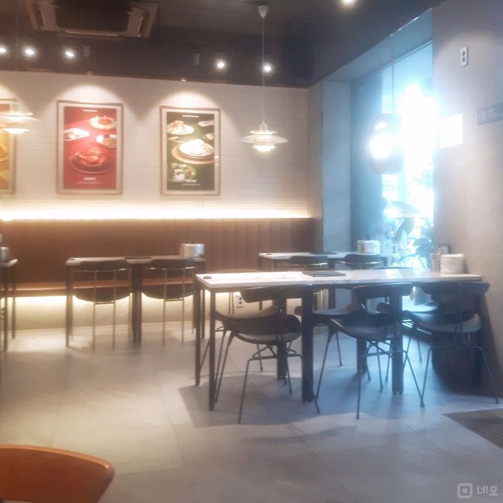 아파트대단지 부근 전농동사거리 대로변에 위치한 1층 치킨집 매물의 2번째 사진