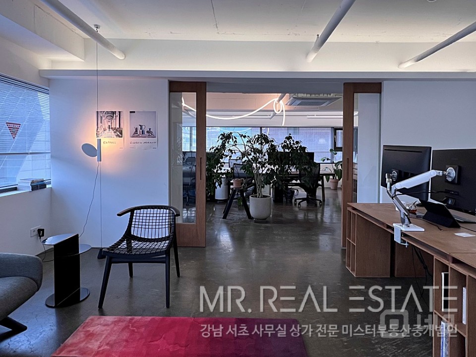 내부 인테리어 최상, 오픈형 천장, 누구나 사용하고 싶은 사무실 매물의 7번째 사진