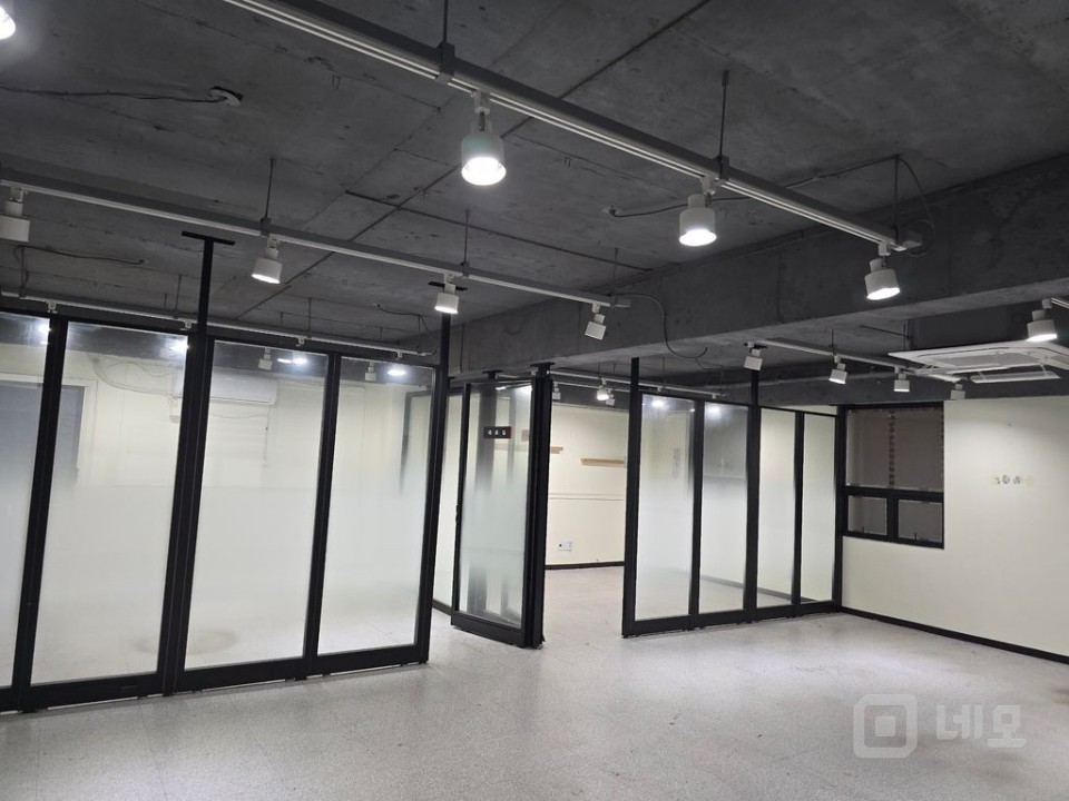 깨끗하고 인테리어 완비된 사무실 매물의 4번째 사진