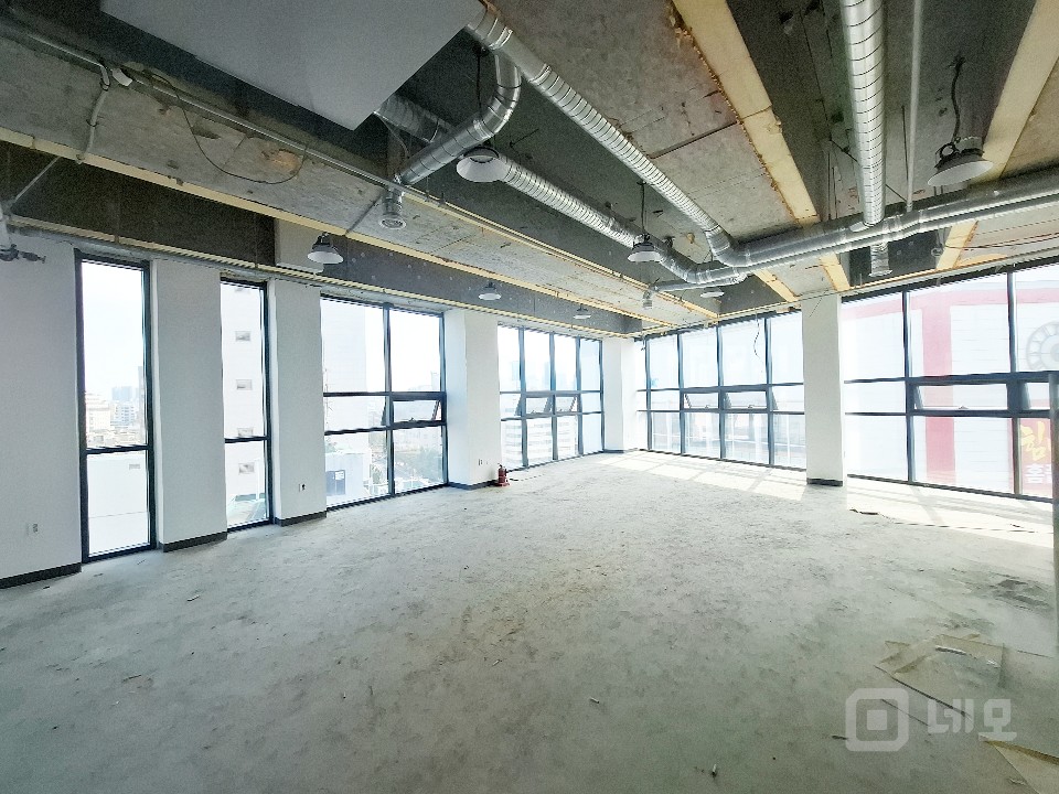 💼🏙️ [굽은다리역 도보 1분] 탁 트인 전망과 쾌적한 사무실 공간! 매물의 3번째 사진