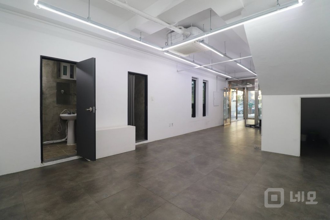 홍대입구역 합정역 도보 10분 편리한 위치의 신축급 무권리 1층 사무실 매물의 5번째 사진