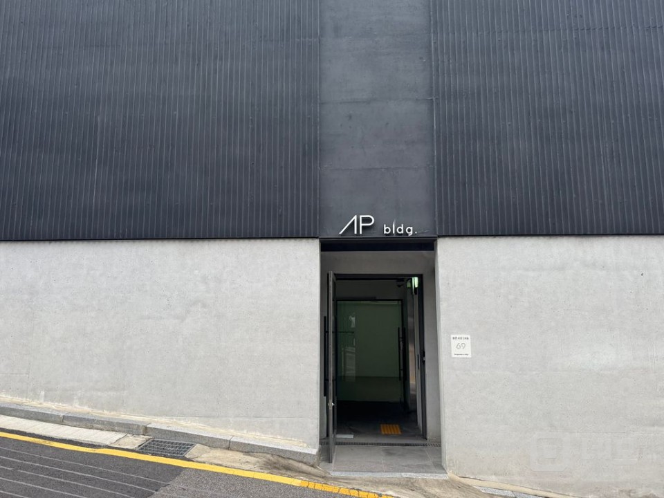 “강남 중심지 1층 매물, 모던 감성 + 즉시 입주 가능” 매물의 14번째 사진