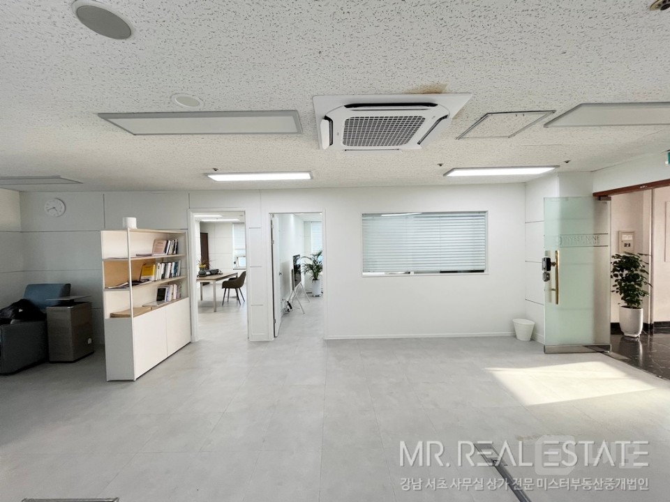 선정릉대로변초역세권 단독층 자주식주차 무권리화이트톤 홀+룸3+탕비 매물의 14번째 사진