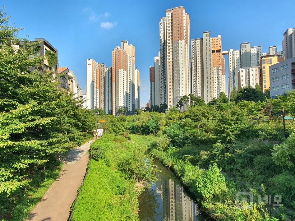 천변에 접해있는 상가로 카페하기 좋고 다른업종으로 전환해도 좋은장소 매물의 12번째 사진