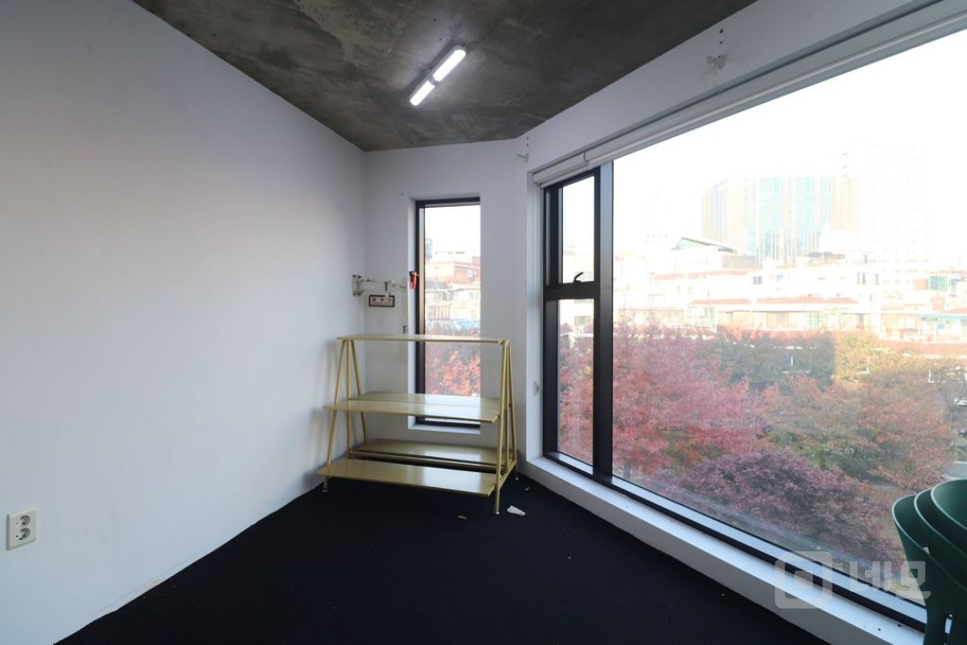 경의선책거리가 보이는 공방추천 소형 사무실 작업실 매물의 3번째 사진