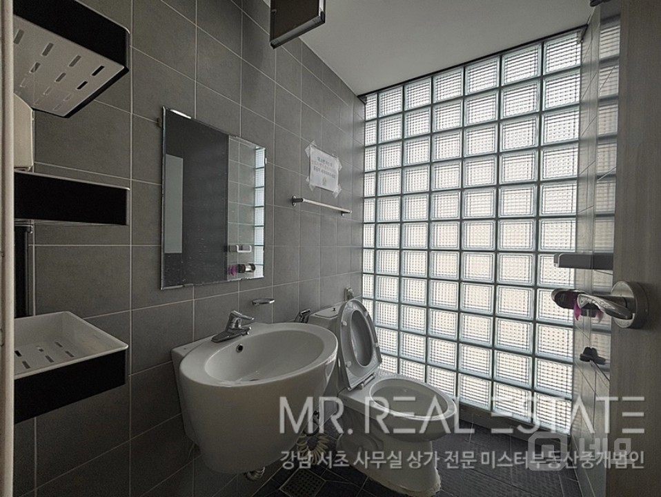 실사진.강남역.역세권.통창.홀딩도어.디자인건물 매물의 6번째 사진