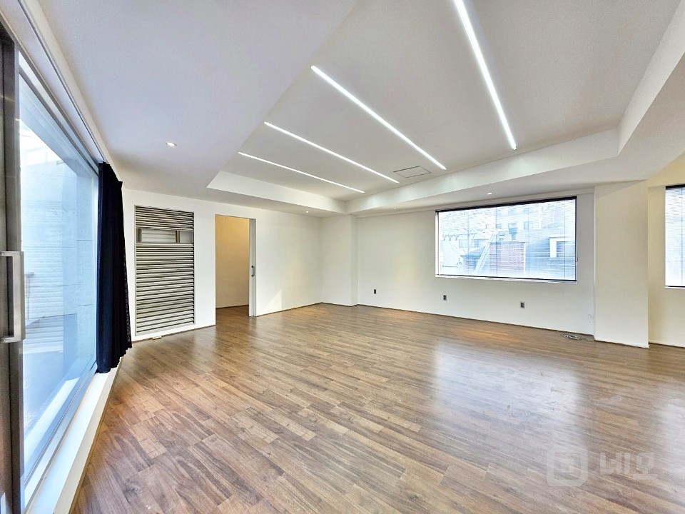 ✅ 장난 아닌 채광 ✅ 장난 아닌 가성비 ✅ 신사동에 이런 곳이? 매물의 3번째 사진