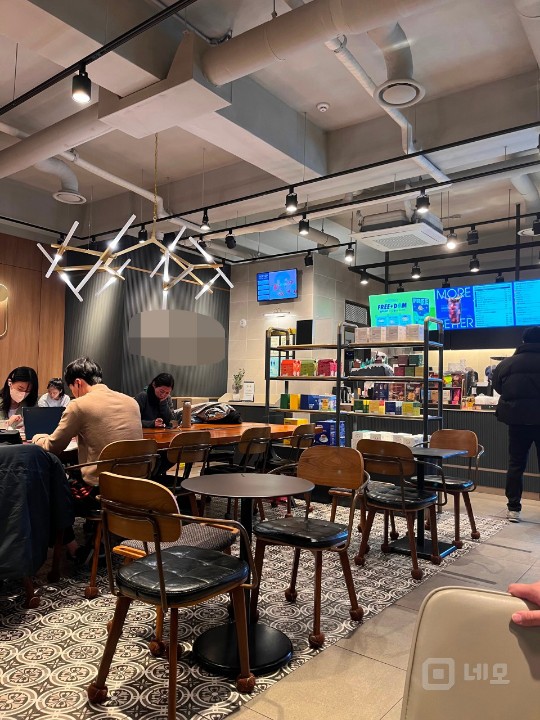 대단지 아파트 앞 프랜차이즈 카페 매물의 1번째 사진