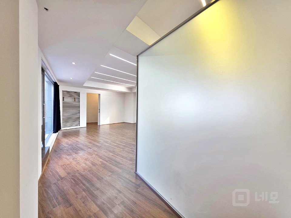 ✅ 장난 아닌 채광 ✅ 장난 아닌 가성비 ✅ 신사동에 이런 곳이? 매물의 5번째 사진