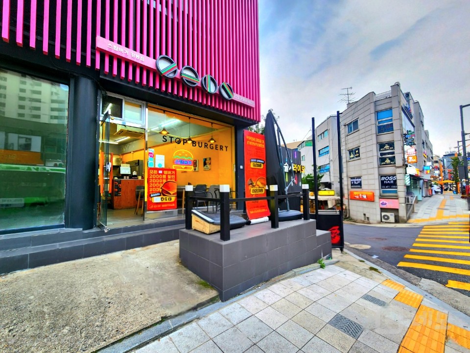 버스정거장 앞으로 노출이나 유동인구 많아요 매물의 5번째 사진