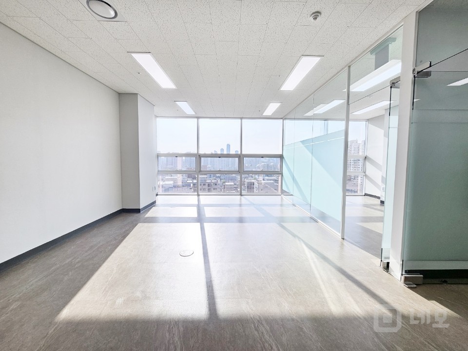 ⭐ 초역세권 사무실. 룸2개 풀인테리어 완료. 공용공간 굳 ⭐ 매물의 2번째 사진