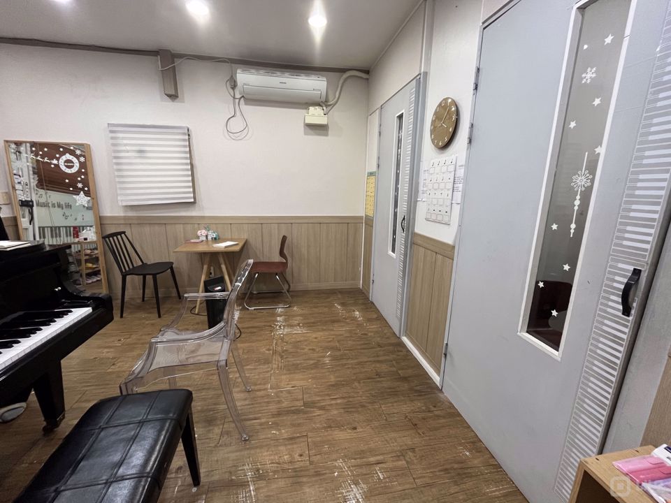 신정동, 월세 저렴한 목일중학교 후문 앞 대단지아파트 내 입점 2층 학원 매물의 5번째 사진